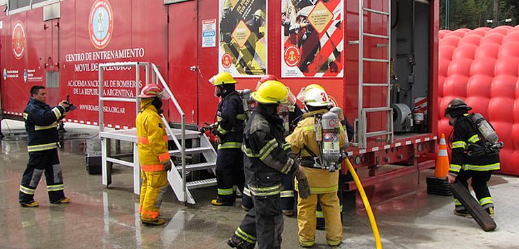 Bomberos recibieron entrenamiento en simulador móvil