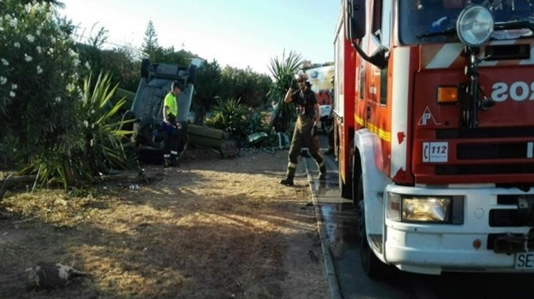 Reciben a los bomberos a tomatazos por tardar en acudir a un incendio