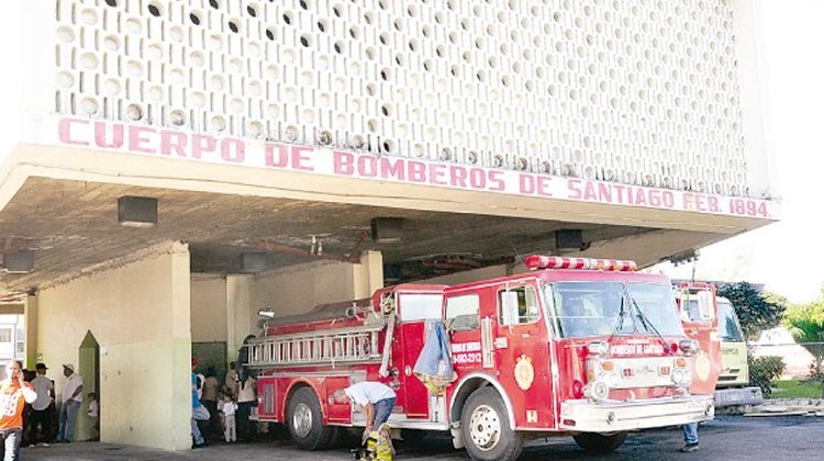 Bomberos de Santiago solicitan camiones cisternas