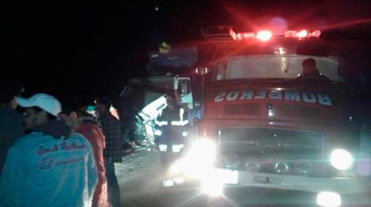 Colisiona contra camión de bomberos en accidente