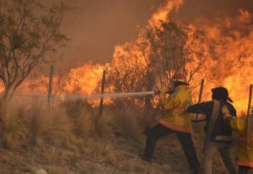 Bomberos voluntarios exhaustos y un Gobierno que no se dejó ayudar