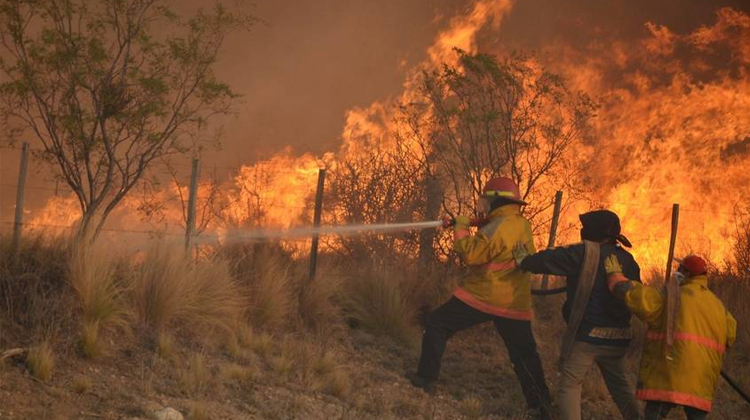 Bomberos voluntarios exhaustos y un Gobierno que no se dejó ayudar