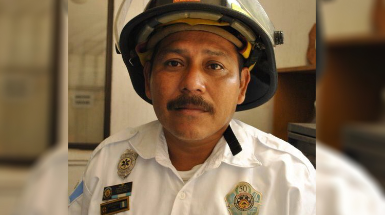 Rescatan con vida a bombero arrastrado por correntada