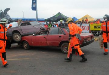 Bomberos demuestran destrezas en rescate vehicular