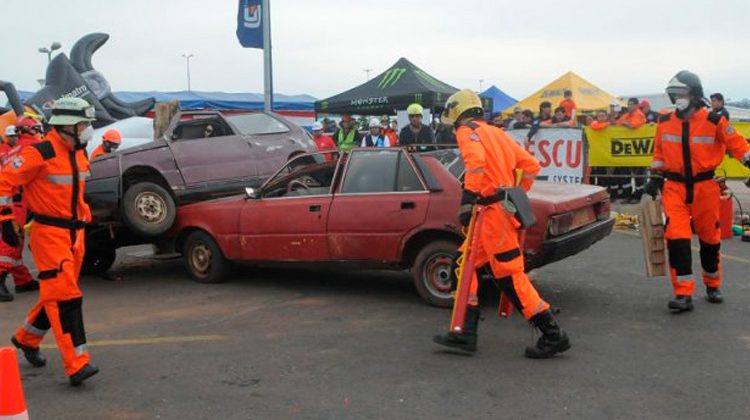 Bomberos demuestran destrezas en rescate vehicular