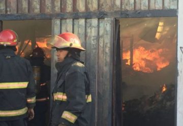 Incendio consumió un depósito de papel en Cordoba