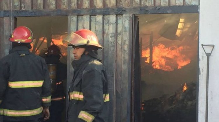 Incendio consumió un depósito de papel en Cordoba