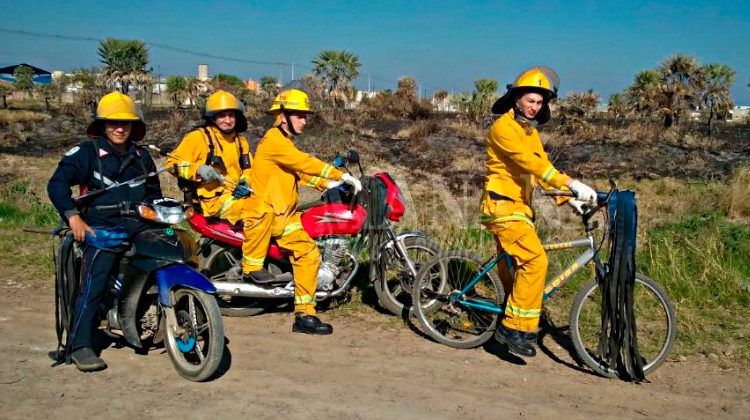 Bomberos de Formosa van en sus motos y bicicletas a apagar incendios