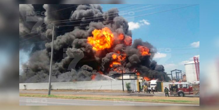 Incendio deja dos bomberos lesionados