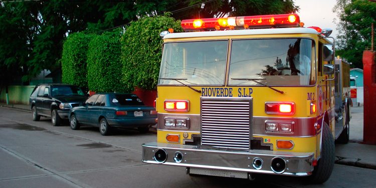 Un grupo de personas lanzó pedradas y botellazos a bomberos