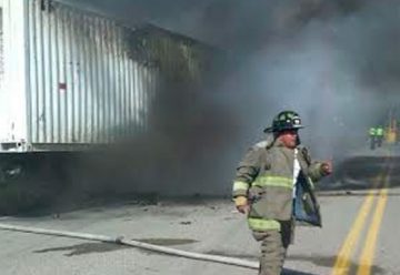 Tres bomberos afectados dejó atención de incendio de camión