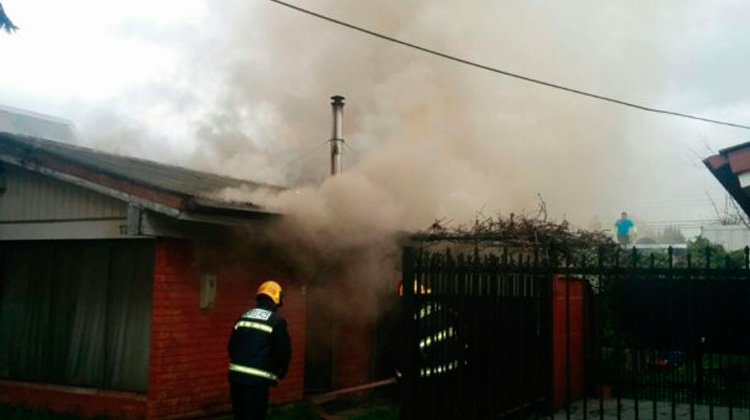 Bomberos resulta lesionado en incendio en Temuco