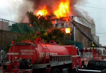 Reportan incendio en bodega de Santa Cecilia