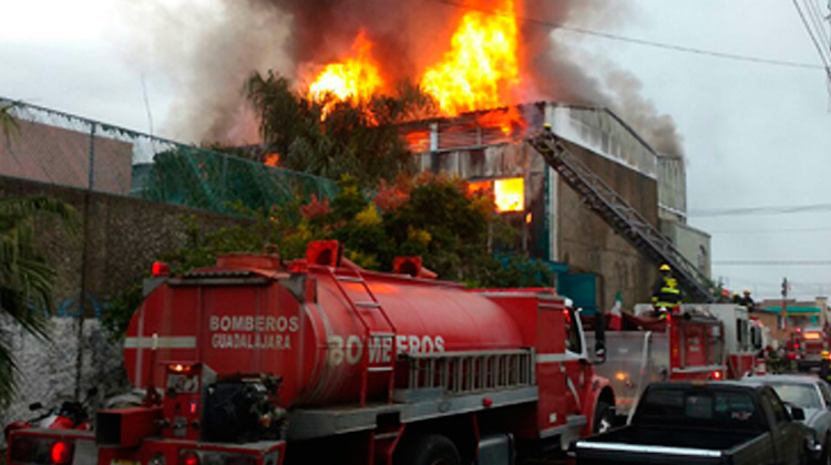 Reportan incendio en bodega de Santa Cecilia