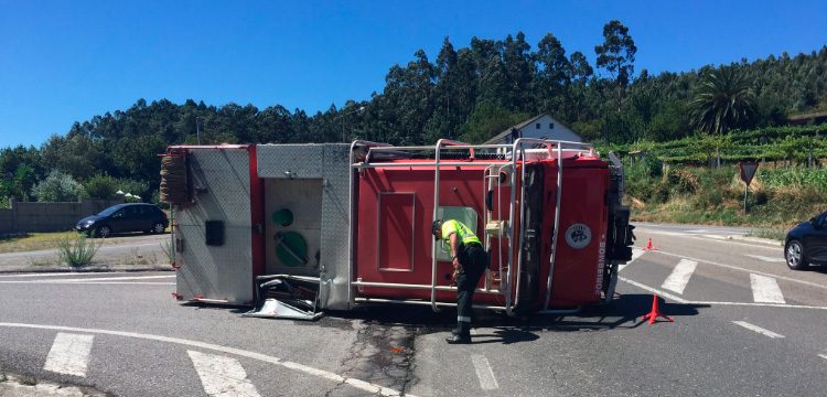 Vuelca un camión de los Bomberos de Sanxenxo