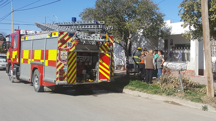 Un bombero lesionado en un incendio al asistir a una abuela