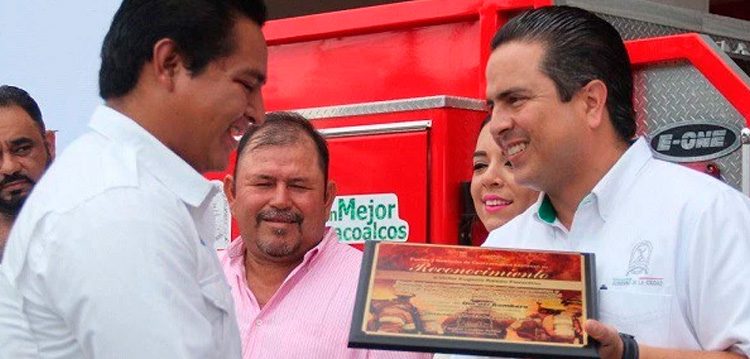 Entrega Alcalde ambulancia y camión a Bomberos