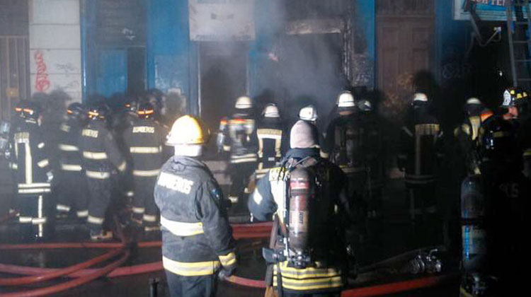 Un incendio en Valparaíso deja bombero afectado