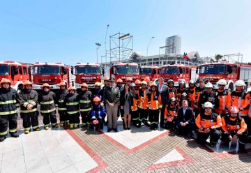 Intendenta entregó nuevos carros de rescate a bomberos de Tarapacá