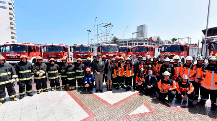 Intendenta entregó nuevos carros de rescate a bomberos de Tarapacá