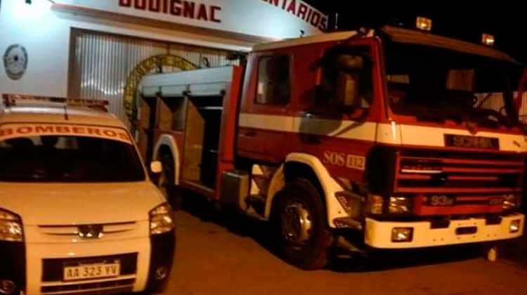 Una caravana de vecinos recibio las nuevas unidades de Bomberos