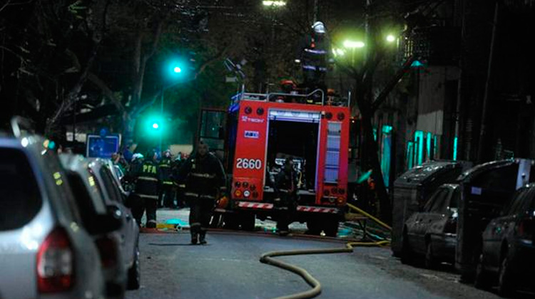 Unas 20 personas fueron rescatadas en un voraz incendio