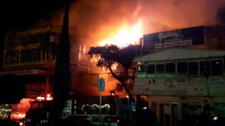 Tres bomberos con intoxicación luego de un incendio