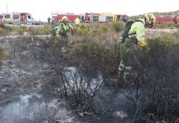Un camión en llamas causa un incendio con dos bomberos heridos