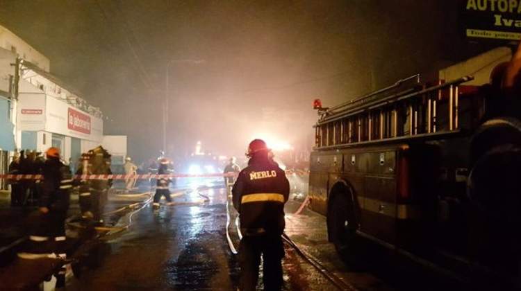 Incendio en un galpón con químicos en Merlo