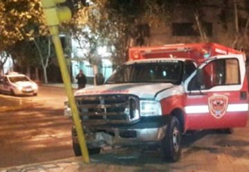 Los llamaron por un principio de incendio y chocaron con un taxi