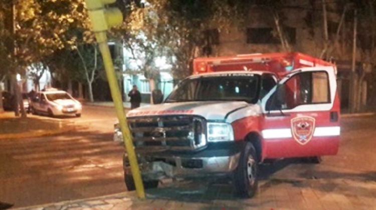 Los llamaron por un principio de incendio y chocaron con un taxi