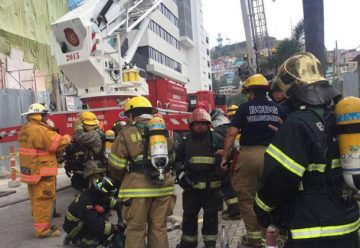 Bomberos de Guayaquil prueban destrezas simulando incendio