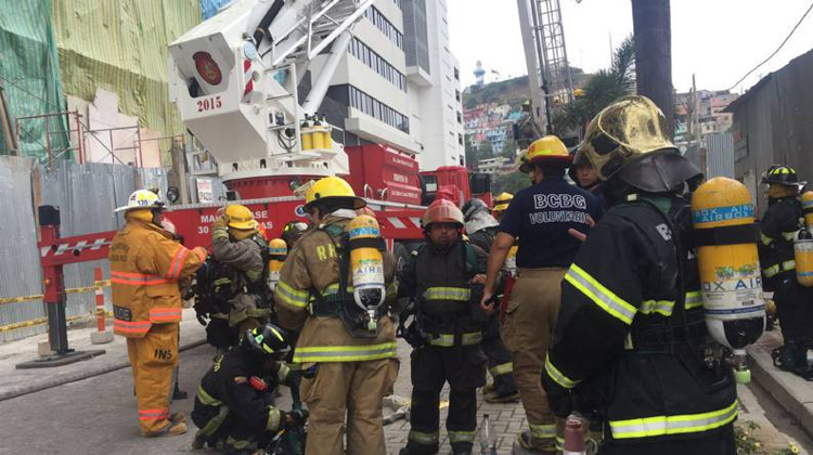 Bomberos de Guayaquil prueban destrezas simulando incendio