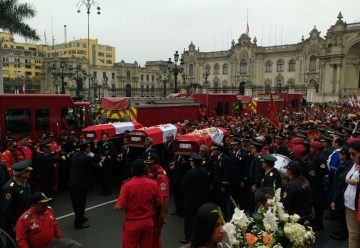 Pueblo y Bomberos del Peru dan ultimo adios a los tres heroes