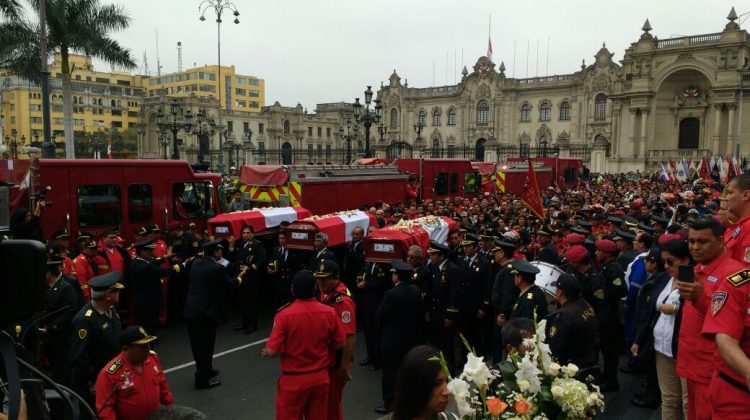 Pueblo y Bomberos del Peru dan ultimo adios a los tres heroes