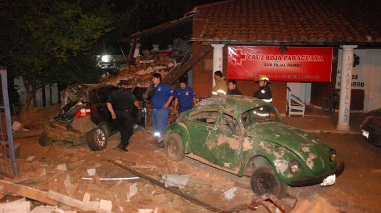 Vehículo choca contra estación de bomberos en Ñemby