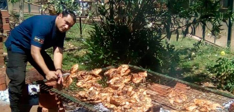 Bomberos de Garupá venden pollo para sostener sus tareas