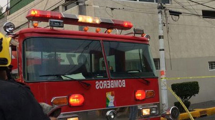 Explosión deja 3 bomberos y un civil con quemaduras