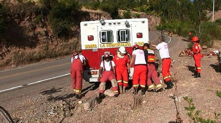 Bomberos tuvieron que empujar la unidad para llegar a incendio