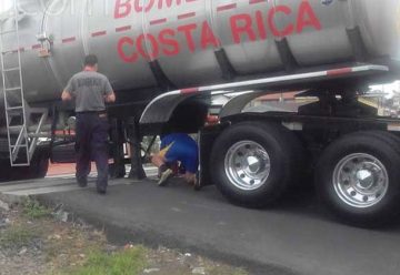 Cisterna de Bomberos queda ‘pegado’ en línea del tren