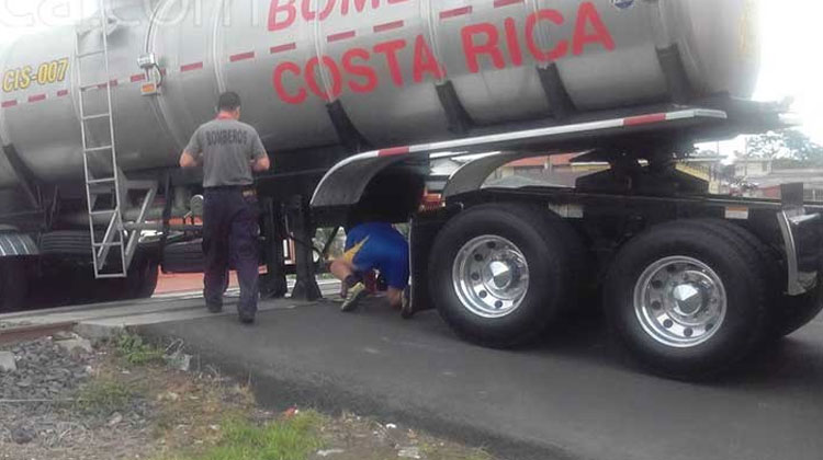 Cisterna de Bomberos queda ‘pegado’ en línea del tren