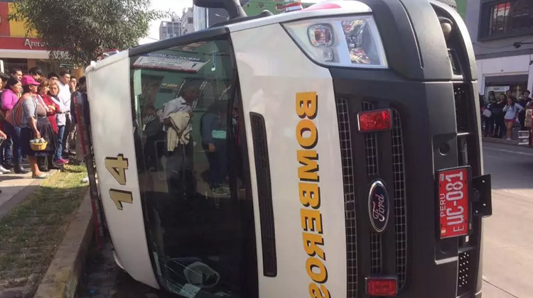 Ambulancia de bomberos vuelca tras ser chocada por camioneta