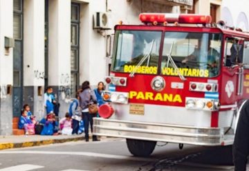 Un gran incendio afectó a la Escuela Rivadavia en Parana