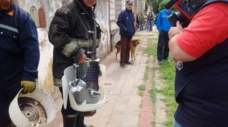 Quedó atrapada en el secarropas y fue rescatada por Bomberos