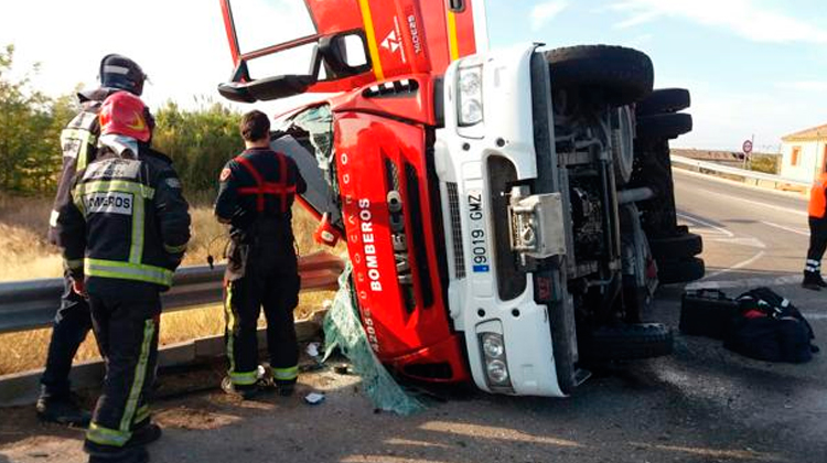 Dos bomberos heridos al volcar camión