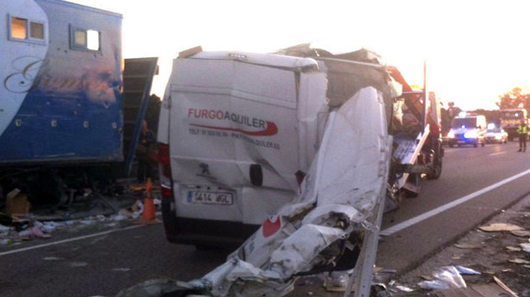 Dos bomberos heridos tras ser arrollados durante un accidente