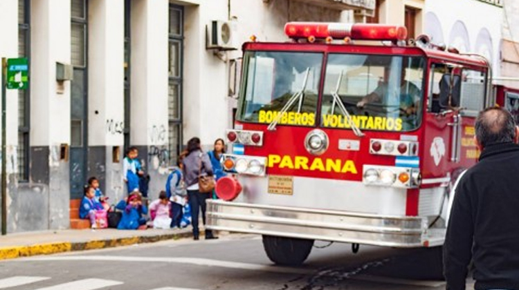 Un gran incendio afectó a la Escuela Rivadavia en Parana