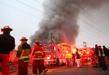 Tres bomberos desaparecidos en incendio en almacén del Minsa