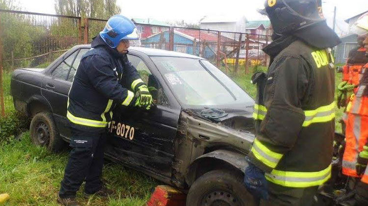 Bomberos de Aysén refuerzan su preparación en rescate vehicular