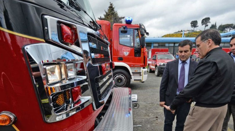 Bomberos de Chonchi y Curaco de Vélez reciben modernos vehículos